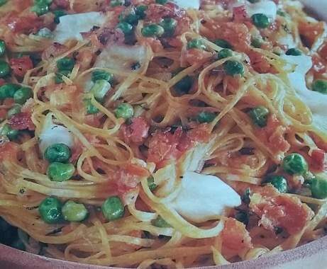 Fines tagliatelles aux petits pois et au jambon fumé