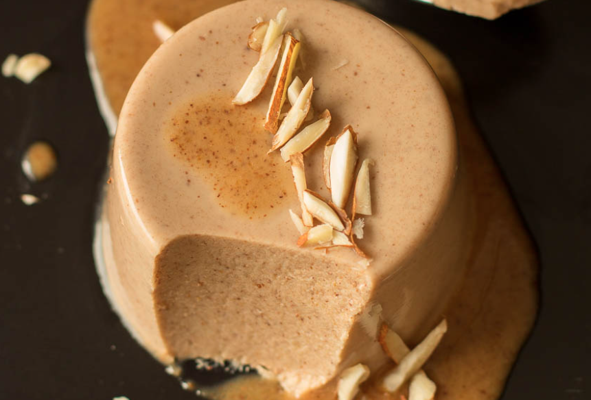 Flans aux dattes et amandes grillées