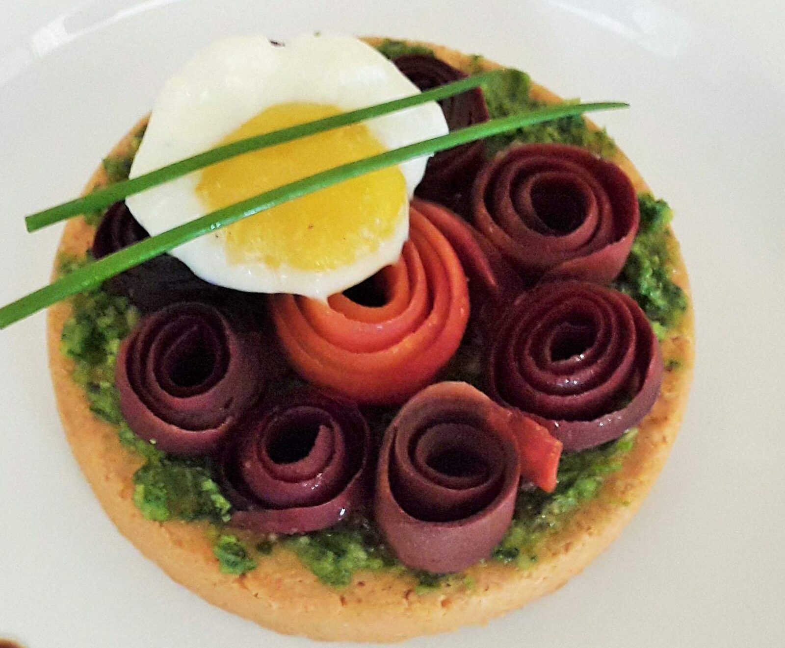 Fleur de carotte violette sur sablé sans gluten