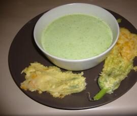Fleurs de courgette en tempura et soupe froide de petits pois