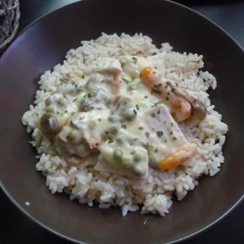 Fricassée de blancs de poulet, riz et légumes