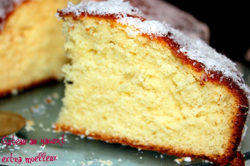 Gâteau au yaourt parsemé d'amandes effilées