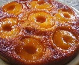 Gateau caramélisé aux pêches