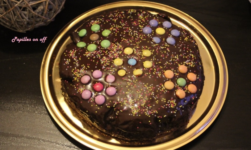 Gâteau d'anniversaire pour enfant (chocolat, nappage chocolat, smarties)