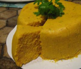 gâteau de carottes-patates douces aux herbes du jardin et fromage de chèvre