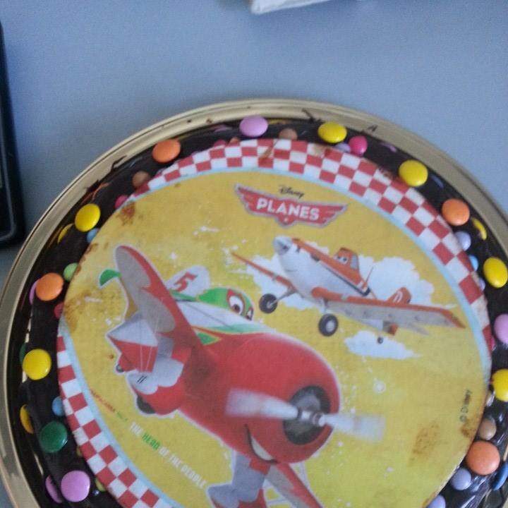 Gateau moelleux au chocolat kinder, glaçage chocolat noir et déco smarties