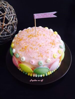 Gâteau pastel décoré de bonbons multicolores - gâteau d'anniversaire fille