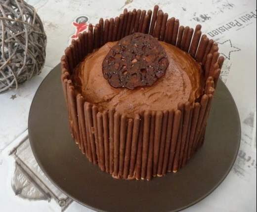 gâteau pinata surprise au chocolat garni de sa ganache montée au chocolat au carambar