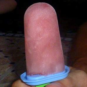 Glace à l'eau à la Grenadine et petits morceaux de fruits