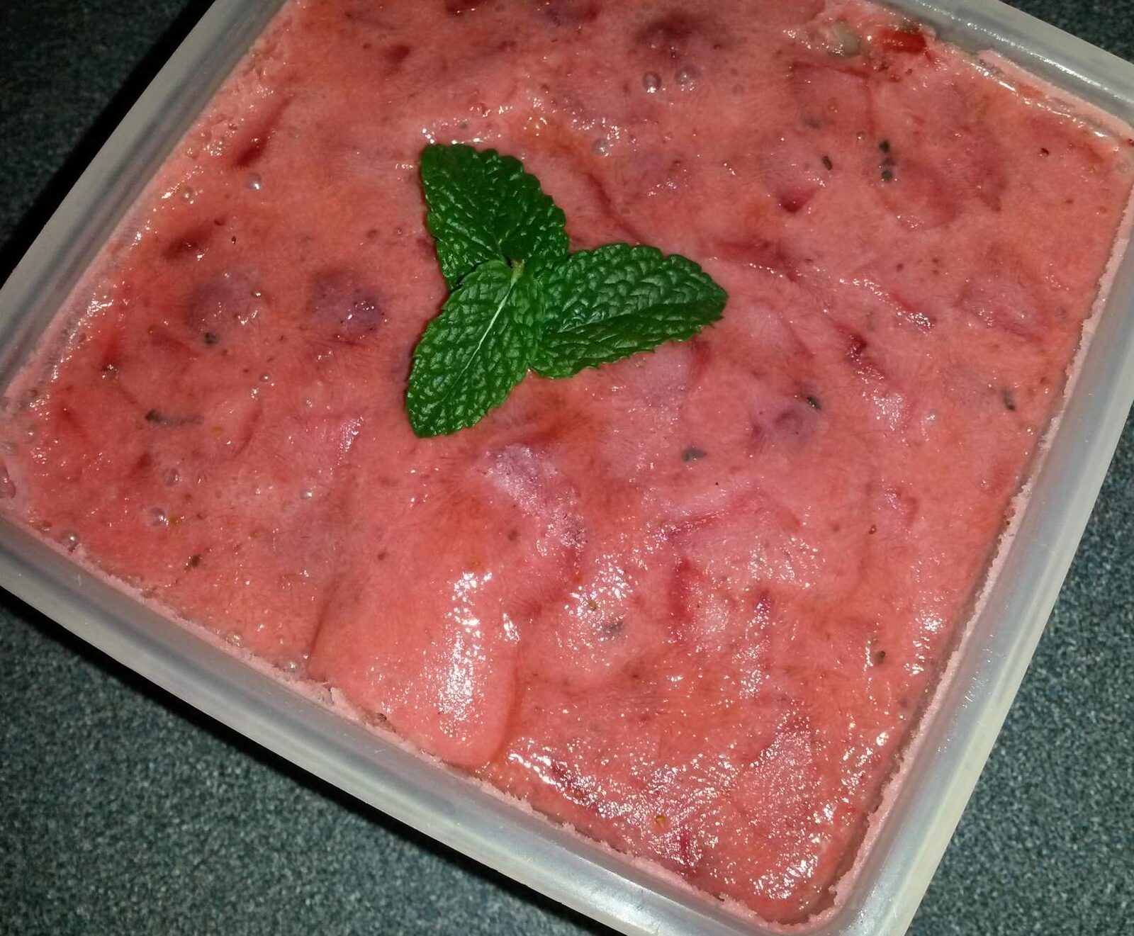 Glace à la fraise et feuilles de menthe