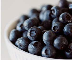 glace aérée aux myrtilles