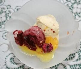 Glaces à la cerise et à la vanille, sauce orange