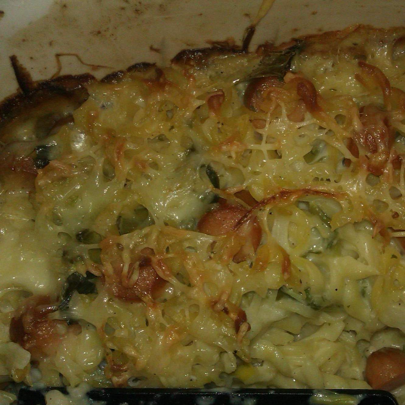 Gratin de pâtes aux saucisses et aux poireaux