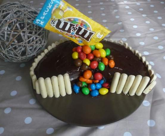 Gravity cake (gâteau au chocolat, nappage au chocolat et cascade de m&m's)