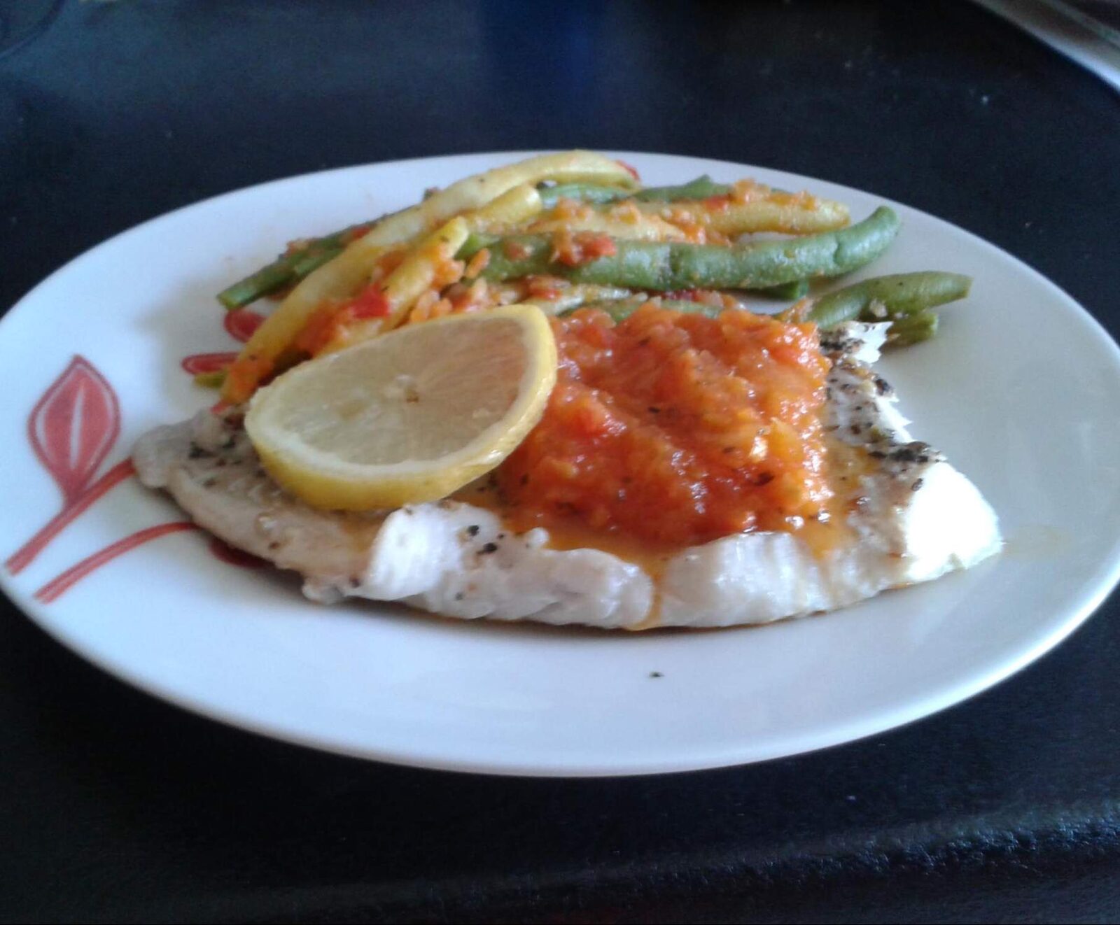 Haricots verts à la tomate et poisson vapeur