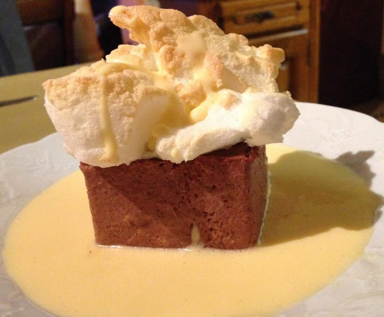 Île flottante sur son pavé de chocolat