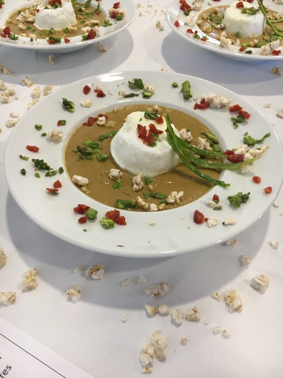 Ile Flottante Surprise accompagnée de son Velouté d'Asperges,Champignons & Chorizo Sublimée de son Huile de Truffes