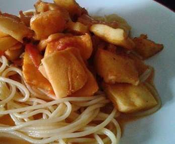 Lamelles de calamars, sauce tomate et crème