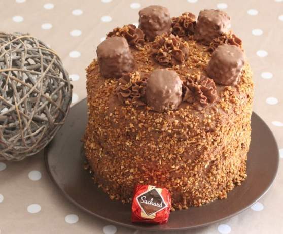Layer cake chocolat praliné et pralin façon Rocher Suchard