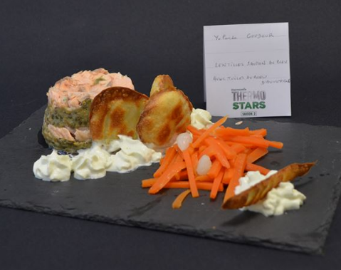 LENTILLES AU SAUMON A LA FOURME D'AMBERT AVEC SES TUILES AU BLEU