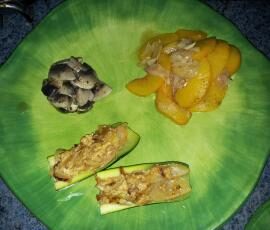 Magret de canard à la pêche, champignons vapeurs et courgettes farcies aux oignons