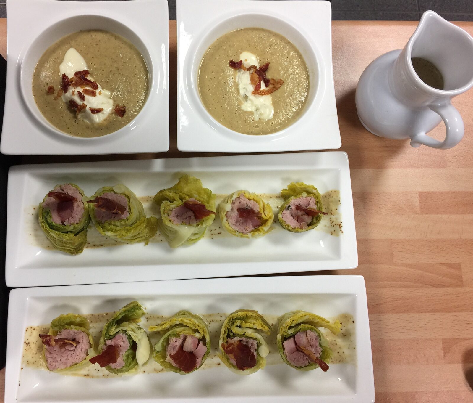 MAKI DE CHOU FARCI, SA SAUCE MOUTARDE DE CHARROUX, VELOUTE DE LENTILLE, CHANTILLY DE GAPERON, CHIPS DE JAMBON