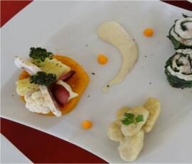 Makis cuits de lotte et sa crème de pignons, gnocchi à l'huile de truffe, bouquet de légumes crus et cuits