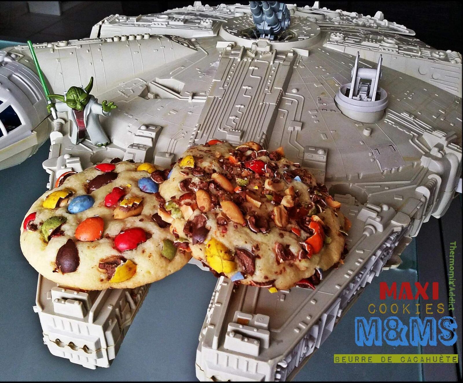 Maxi cookies M&Ms et coeur au beurre de cacahuètes