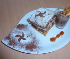 Millefeuille au chocolat, caramel au beurre salé et amandes au miel