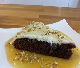 Moelleux choco-noisettes, glacé au chocolat blanc, sur un lit de coulis de poire