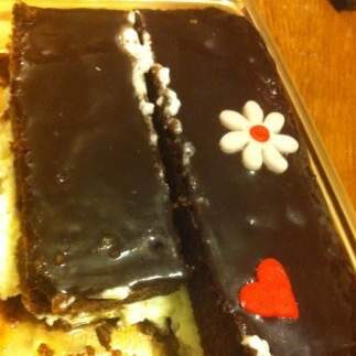 Mon traditionnel gâteau d'anniversaire (génoise chocolat, poires, chantilly)