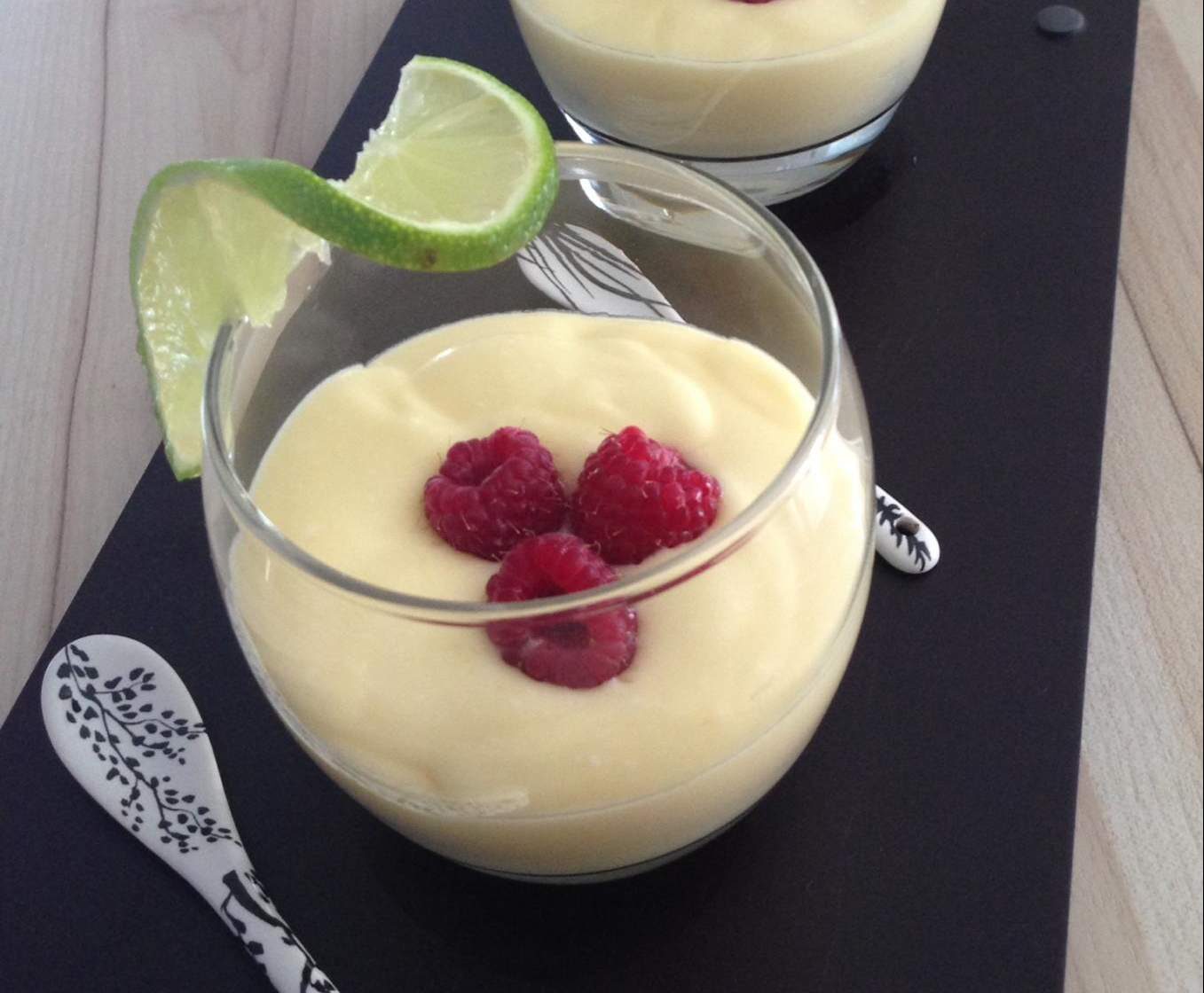 Mousse de citron et framboises