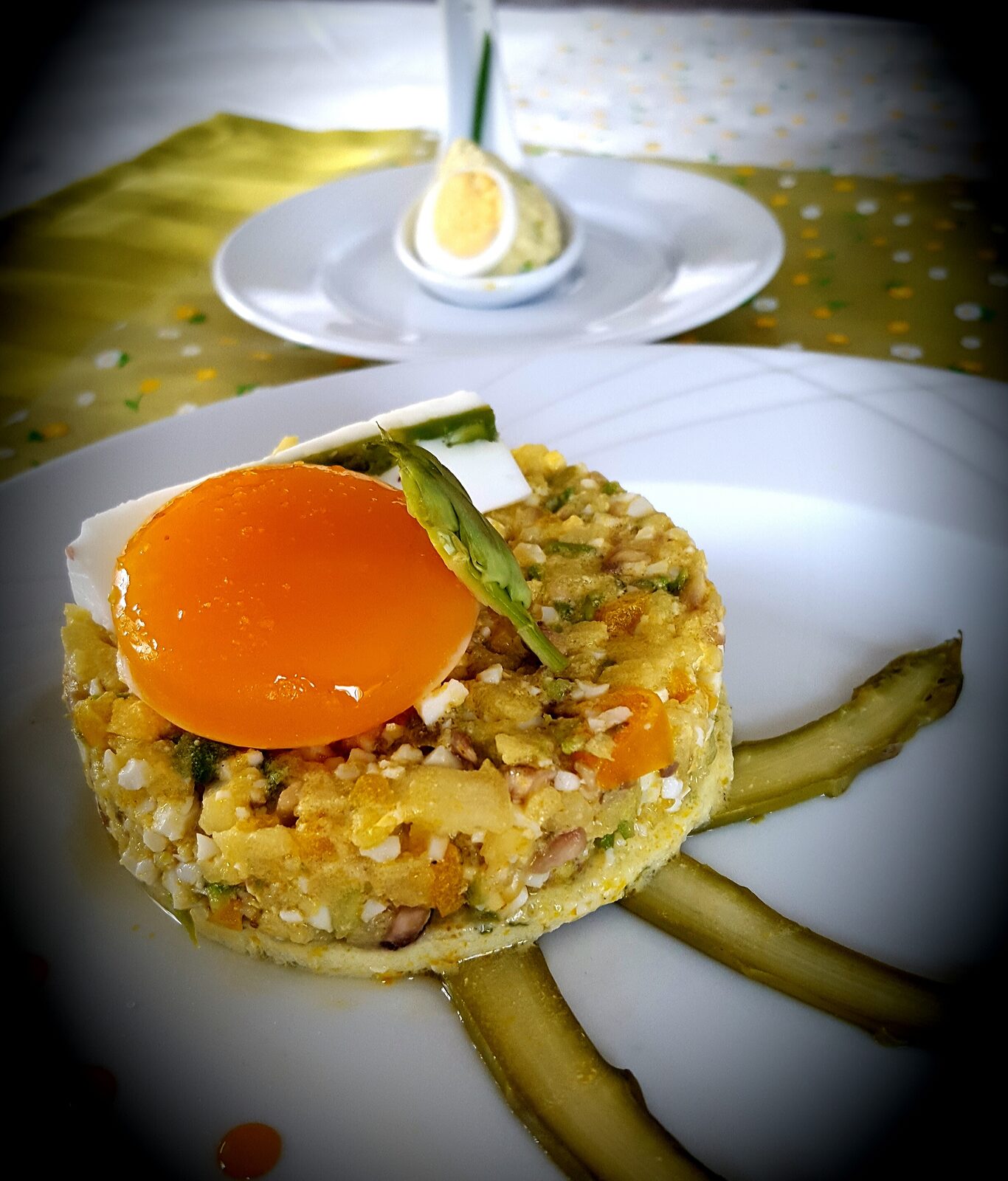 Oie'melette parfumée, fraîcheur d’œufs cane-caille, brouillade d'asperges et tube surprise.