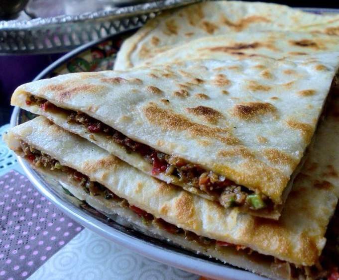 Pain farci à la viande hachée ( Aghroum Bout'gouri)