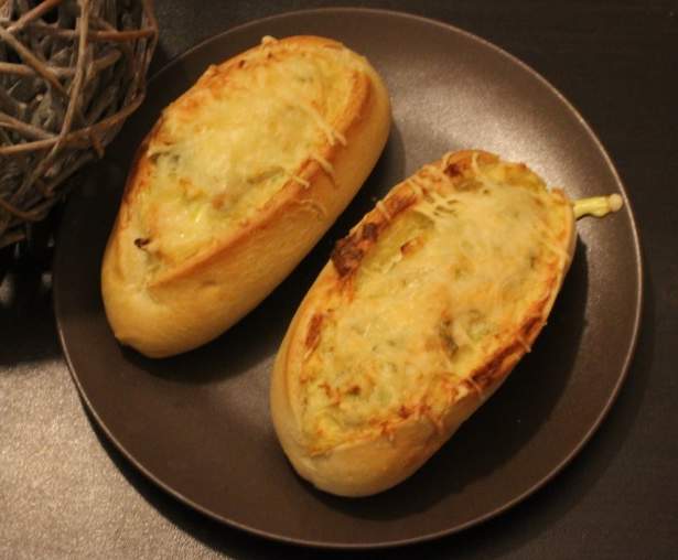 Pains fourrés à la fondue de poireaux et au saumon fumé - Egg boats