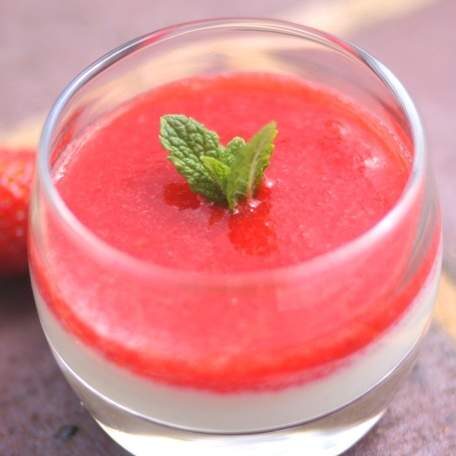 Panacotta amande et coulis de framboises