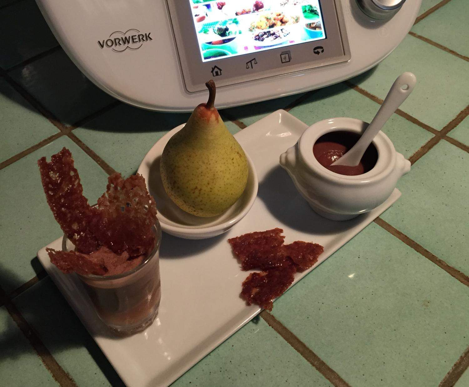 PANACOTTA AU CHOCOLAT SUR LIT DE POIRES ET SON CROUSTILLANT