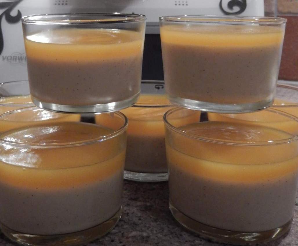 Panna cotta à la banane vanillée, coulis de mangue