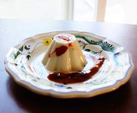 Panna cotta au lait d'amande et aux prunes avec son coulis