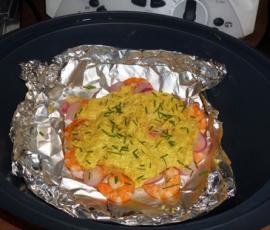 Papillote de crevettes et radis, sauce coco-curry