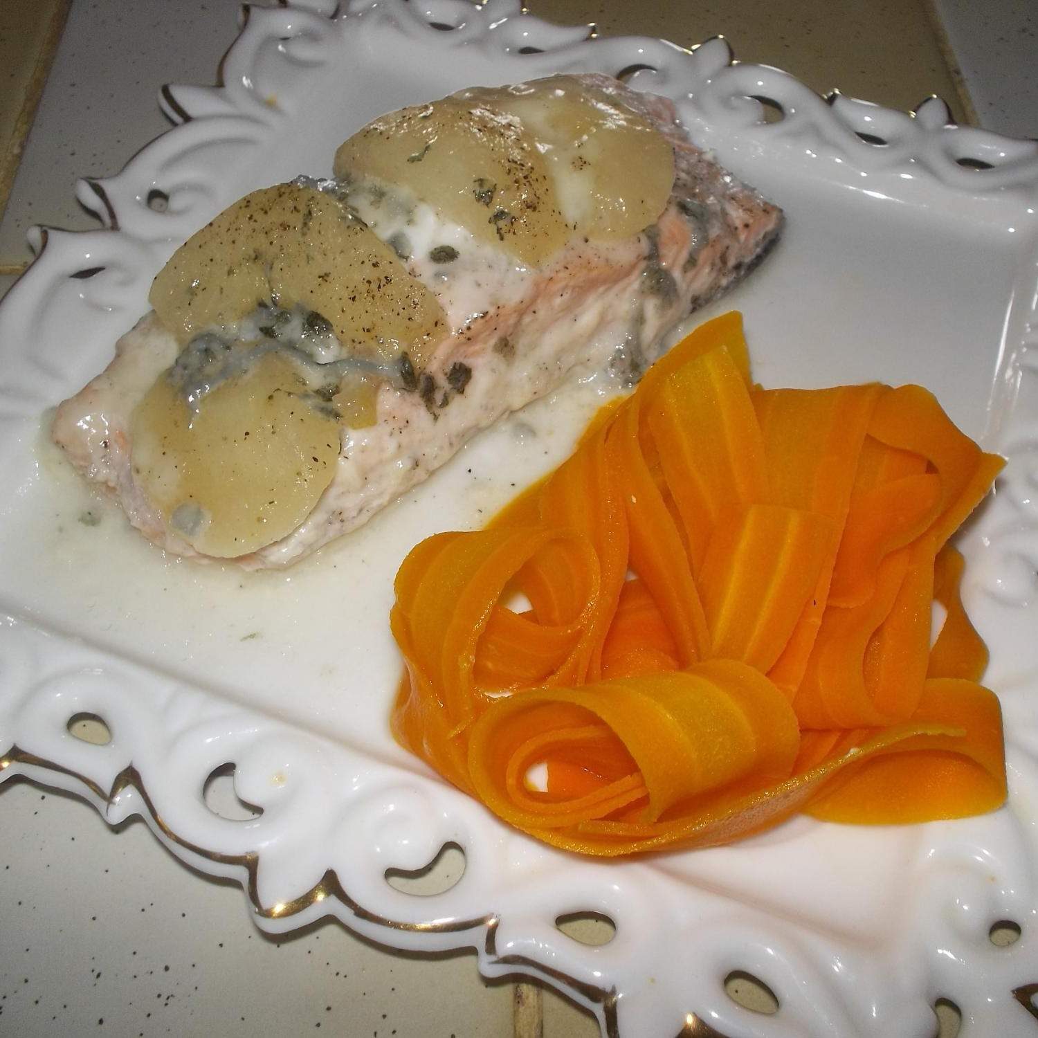 Papillote de saumon/poire/roquefort