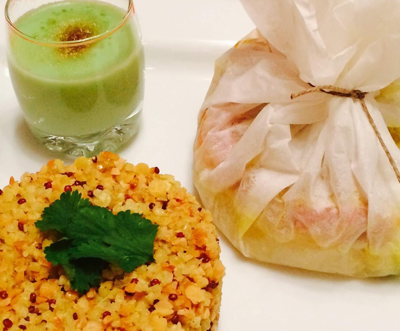 Papillotes de cabillaud lardé, pommes, poireaux, miel et curry sauce poireaux-coco et céréales gourmandes.