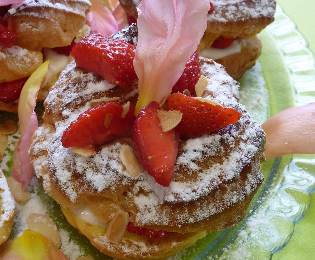 Paris Brest à la fraise, crème amande et saveur de rose