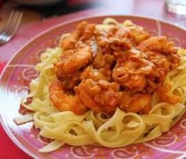 Pâte fraîche et crevettes sauce curry coco.