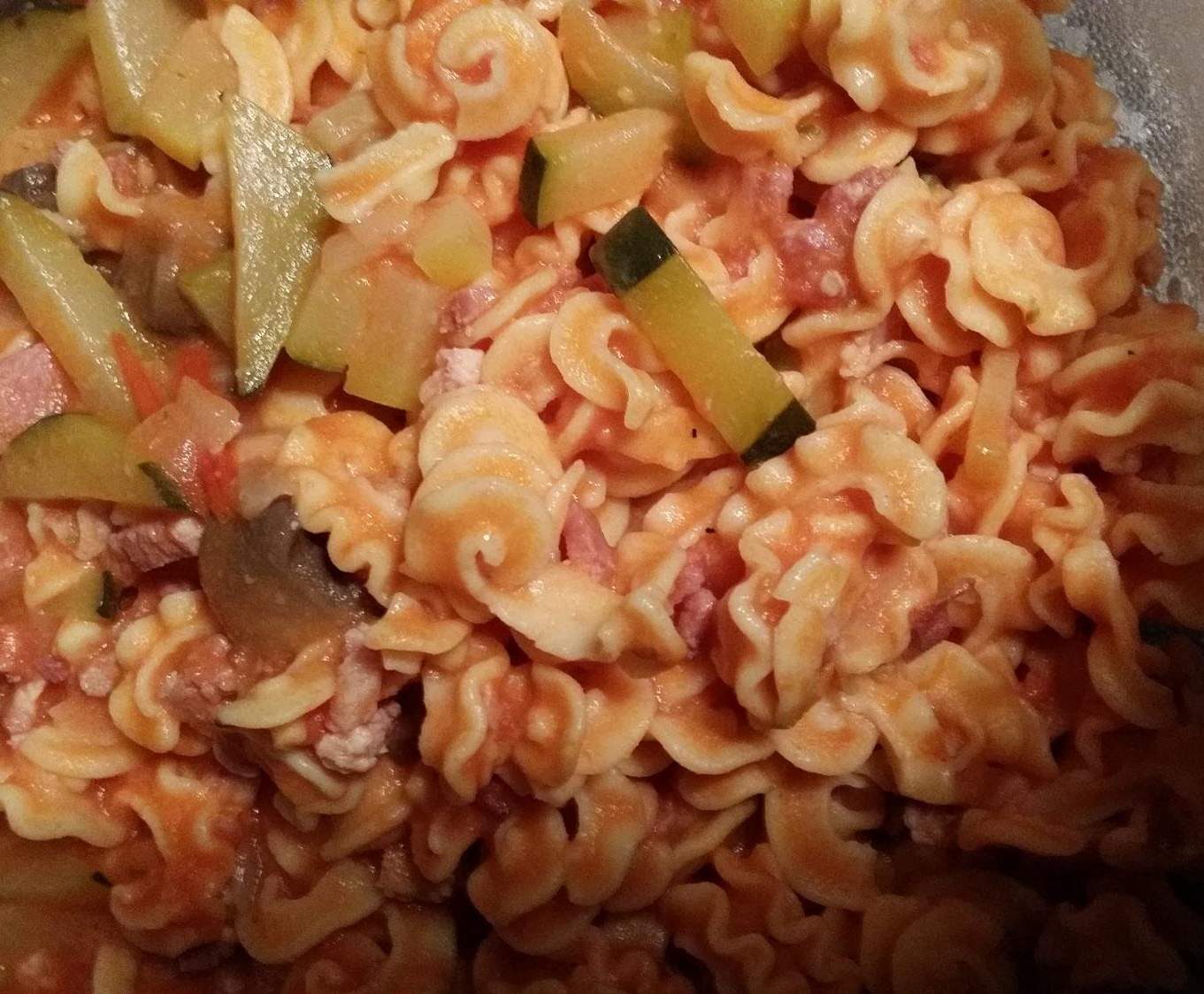 Pâtes à la sauce tomate, lardons et légumes