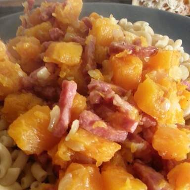 Pâtes aux dés de potiron et au jambon cru