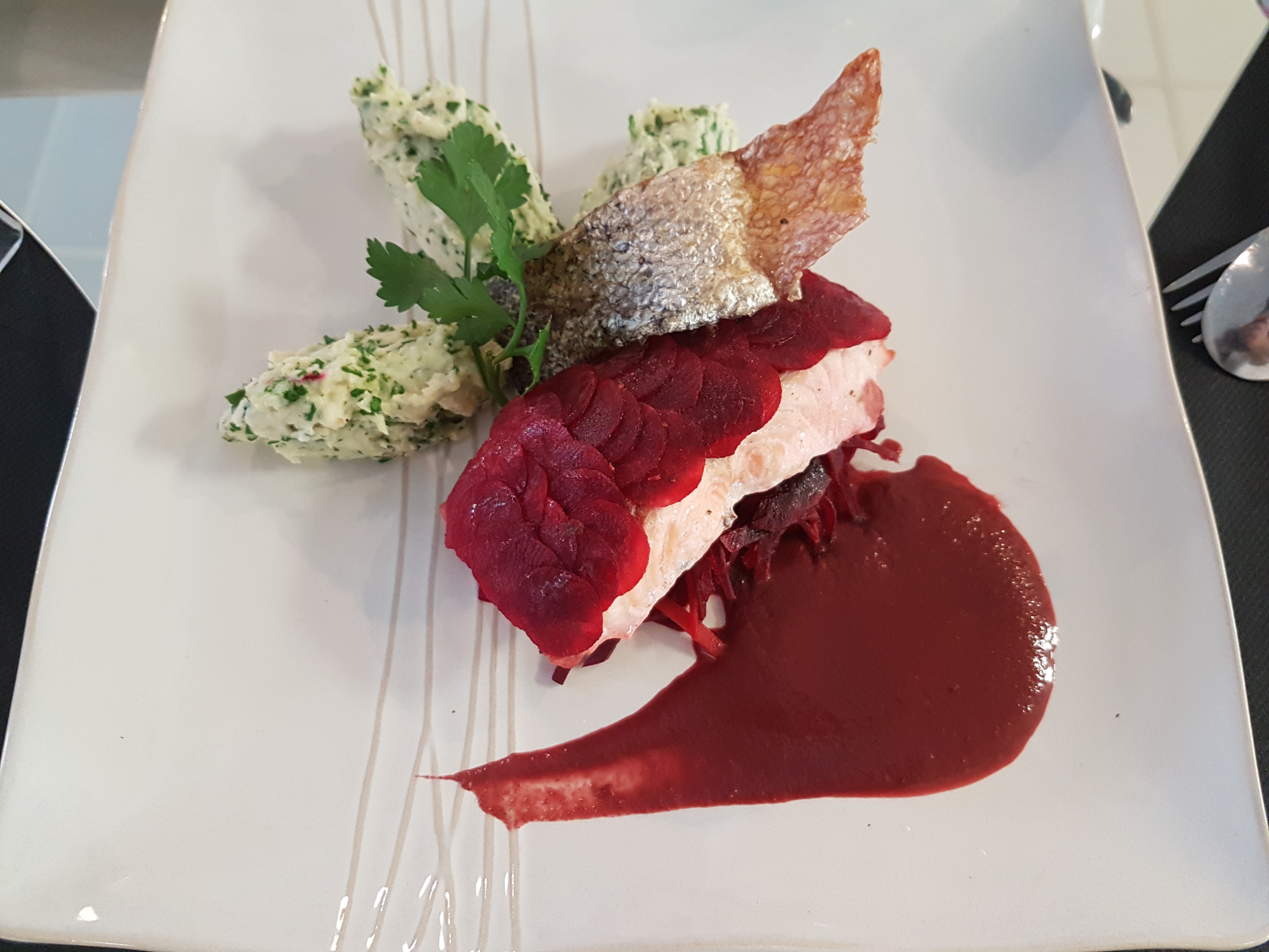 Pavé de saumon en écailles de betterave, purée de céleri au chèvre sauce vin rouge de nos régions *Thermostars*