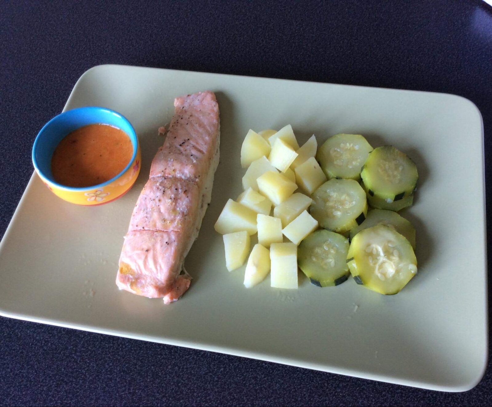 Pavés de saumon, pomme de terre, sauce poivron