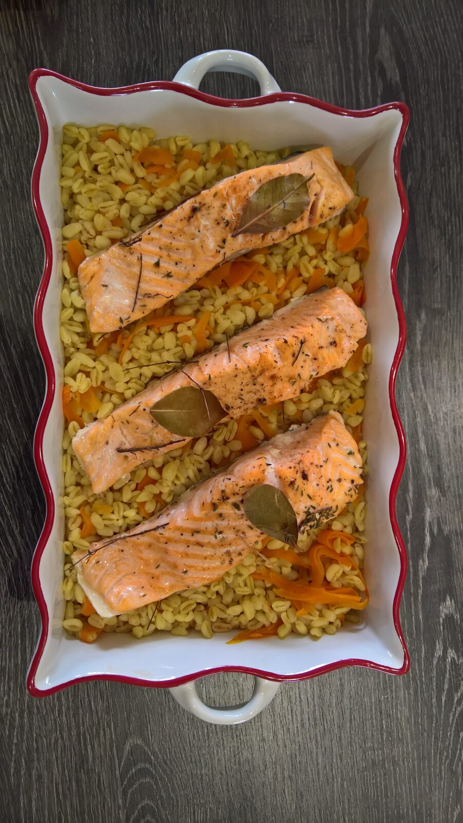 Pavés de saumon, sauce citron, blé, tagliatelles de carottes