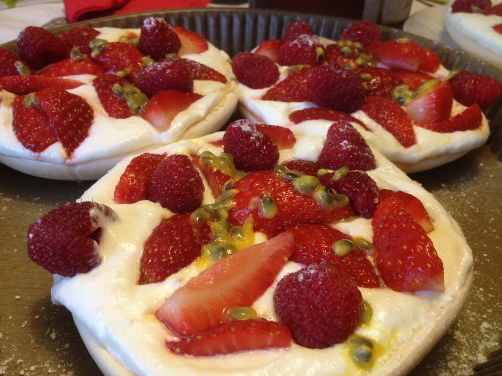 Pavlova fraises, framboises et passion